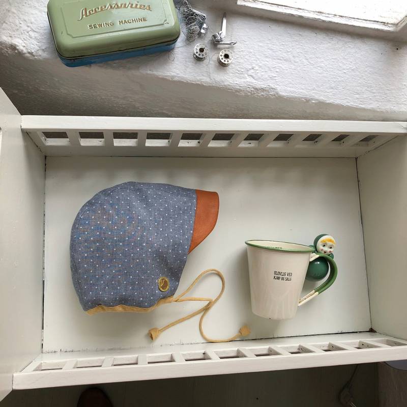 VINDSKYDD Brimmed Bonnet polkadot chambrey (42/46)